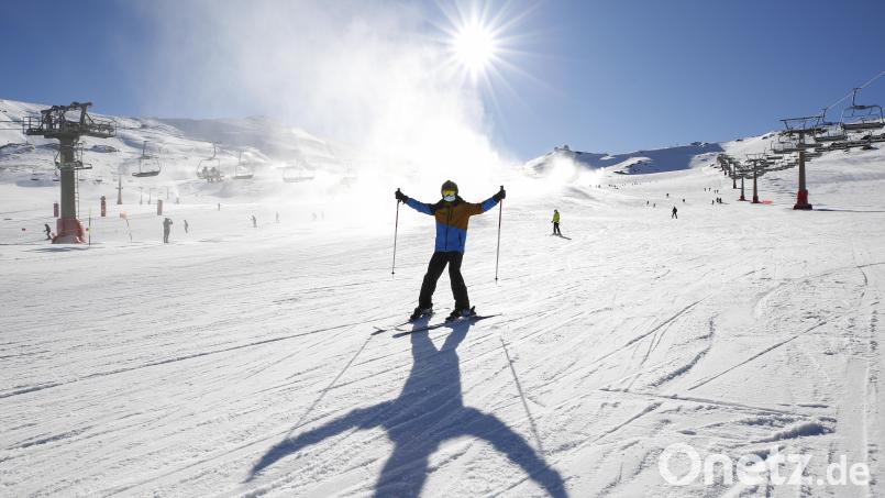 Ein Skifahrer ist mit Freude auf der Piste unterwegs. Symbolbild: Álex Cámara