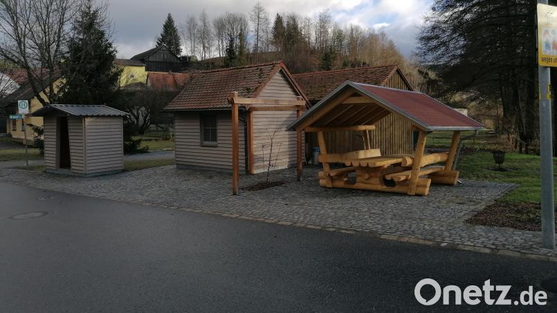 Ein ganz anderes Bild stellt nun die Dorfmitte in Trevesen dar. Es lädt zum Verweilen ein. Bild: twg