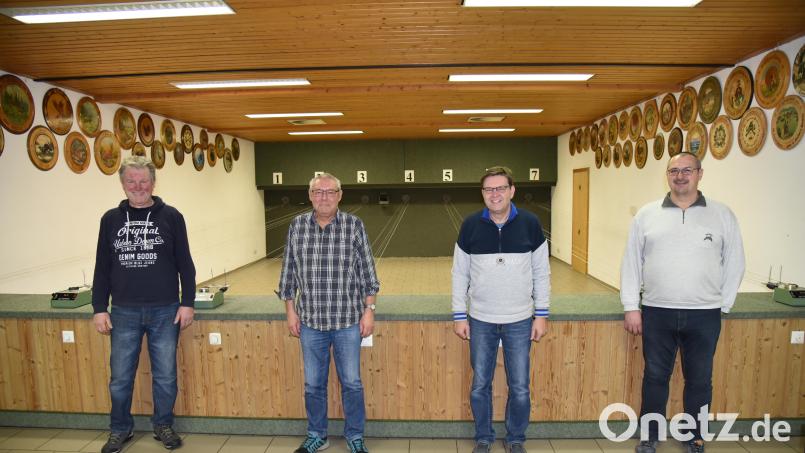 Die Drei-Mohren-Schützen Poppenricht ehren die Sieger bei ihrem Bratwurstschießen (von links): Schützenmeister Robert Geitner, Hans Meyer, Schießleiter Lothar Mehringer und Helmut Neudecker. Bild: Reiner Hoffmann/exb