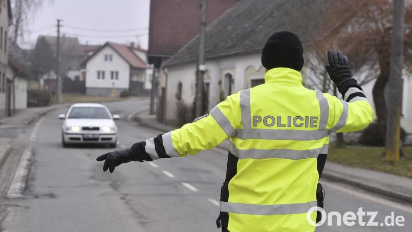Ein tschechischer Polizist winkt während einer Straßenkontrolle ein Fahrzeug an die Seite. Symbolbild: Lubo Pavlíèek