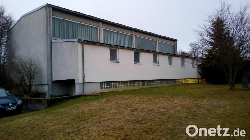 In diesem Sommer muss die Turnhalle in Waldershof weichen. Für die Nutzer sind bereits Lösungen gefunden. Bild: fpoz