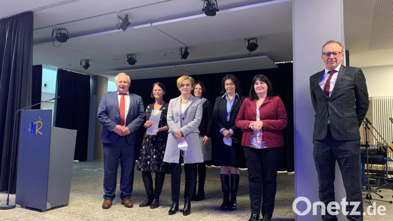 Hermann Brandl, (vbm), Liane Schuster, Ministerialbeauftragte Mathilde Eichhammer, Elternbeiratsvorsitzende Stefanie Ost, Direktorin Hannelore Reil-Heining, stellvertretende Landrätin Birgit Höcherl und Andreas Hochholzer (Projektleiter Mint21, von links) freuten sich über die Ehrung Bild: Anne Bräuer/exb
