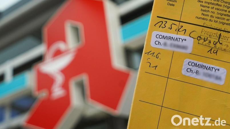Ein Impfpass, auf dem zwei Corona-Impfungen mit Comirnaty dokumentiert sind. Die Polizei ermittelt wegen falscher Impfzertifikate bei 100 Patienten. Symbolbild: Jörg Carstensen/dpa