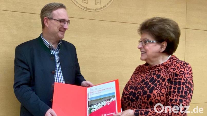 Abgeordneter Alexander Flierl (links) bittet Barbara Stamm, die Vorsitzende des Stiftungsvorstands der Landesstiftung, um Unterstützung für das Hospiz. Bild: Büro Flierl, R. Bergmann/exb