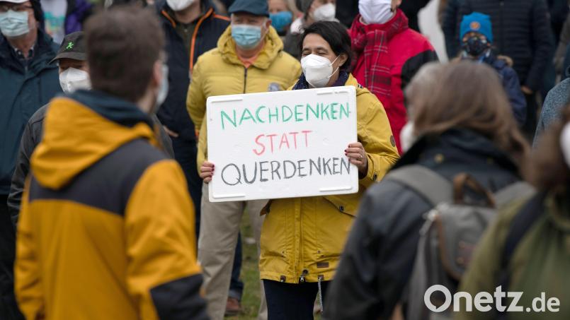 Bilder, die es bald auch vor der Haustür geben kann: Hier protestiert eine Frau in Berlin gegen eine Demonstration von Menschen, die gegen die Corona-Einschränkungen sind. Symbolbild: Paul Zinken/dpa