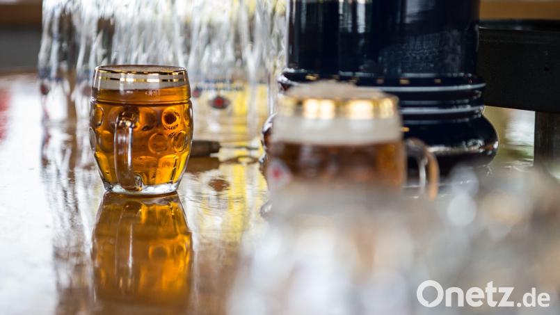 Ein mit Bier gefülltes Glas steht auf einem Tresen. Eine Ambergerin hatte mehrere Bier getrunken, fuhr Auto und beschädigte im Vorbeifahren ein anderes Auto. Symbolbild: Wolfram Kastl