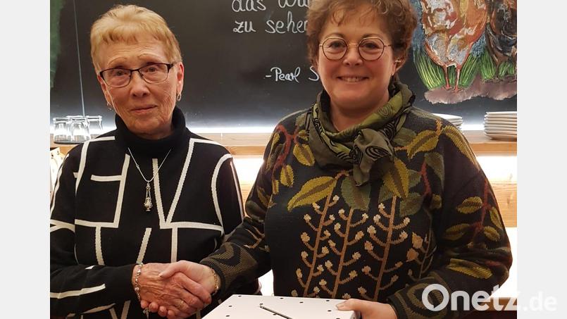 Anlässlich ihres 90. Geburtstags gesammelte Spenden - insgesamt 550 Euro - überreicht (von links) Lieselotte Bücherl an die Vorsitzende Helen Werner für die Rheuma-Liga. Bild: Rheuma-Liga Sulzbach-Rosenberg/exb