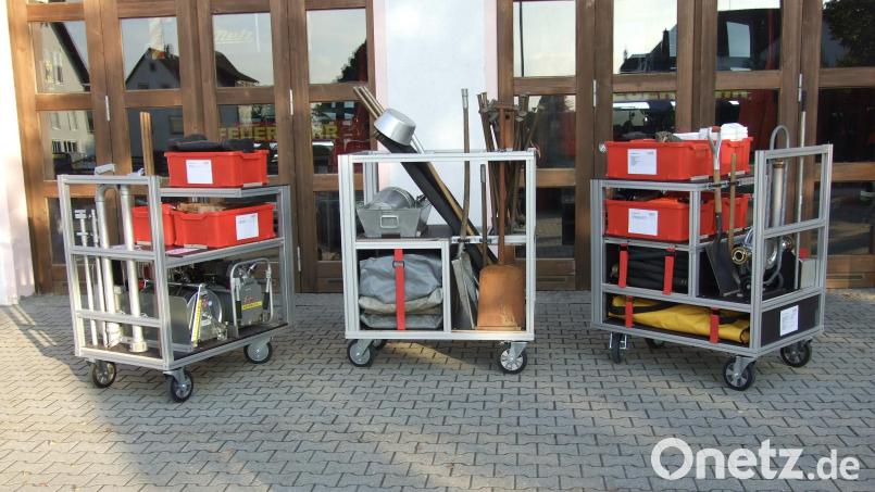 Auf diese neuen Rollwagen packt die Feuerwehr Auerbach ihre Ausrüstung für Ölschadensfälle. Bild: jma