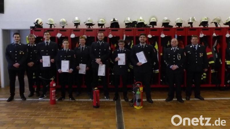 Zur bestandenen Prüfung gratulierten (von rechts) Kreisbrandmeister Florian Trießl und Jürgen Schultes, sowie (von links) das Kommandanten-Gespann aus Fuchsmühl, Sebastian Pinzer und Christian Höcht. Bild: Feuerwehr Fuchsmühl/exb