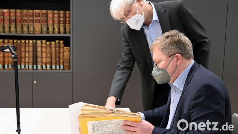 Oberbürgermeister Michael Cerny (sitzend) zusammen mit dem Leiter des Stadtarchivs Amberg Dr. Andreas Erb bei der Durchsicht der Witzesammlung, die Joachim Kubeng dem Archiv unter anderem hinterlassen hat. Bild: Susanne Schwab, Stadt Amberg/exb