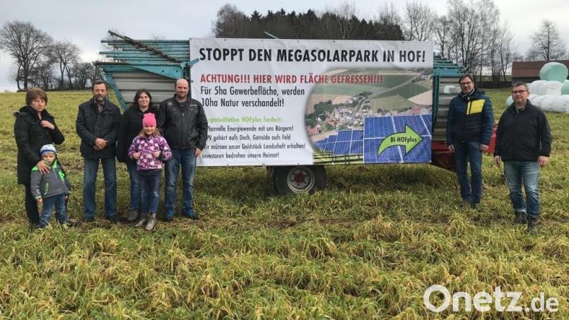 Die Bürgerinitiative „Hof plus“ hat mit Sprecher Reinhard Elsner (rechts) ein neues Plakat aufgestellt. Bei der Stadt wurde die Einstellung der Planung beantragt. Bild: Erika Elsner/exb