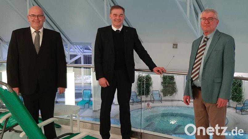 Zu einem Informationsbesuch war kürzlich der Vorsitzende des Bayerischen Heilbäder-Verbandes, der Wunsiedeler Landrat Peter Berek (Mitte), zu Gast im Sibyllenbad. Er sprach mit Bild Bad Neualbenreuths Bürgermeister Klaus Meyer (links) und Sibyllenbad-Chef Gerhard Geiger. Bild: Kurmittelhaus Sibyllenbad/exb