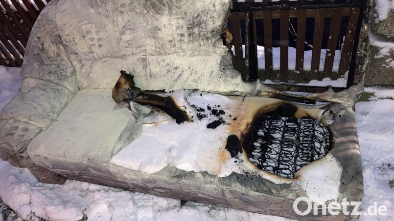 Im Freien löschte die Feuerwehr ein brennendes Sofa, das zuvor in einem Aufenthaltsraum vermutlich durch eine Zigarette in Brand geraten war. Bild: PI NEW/exb