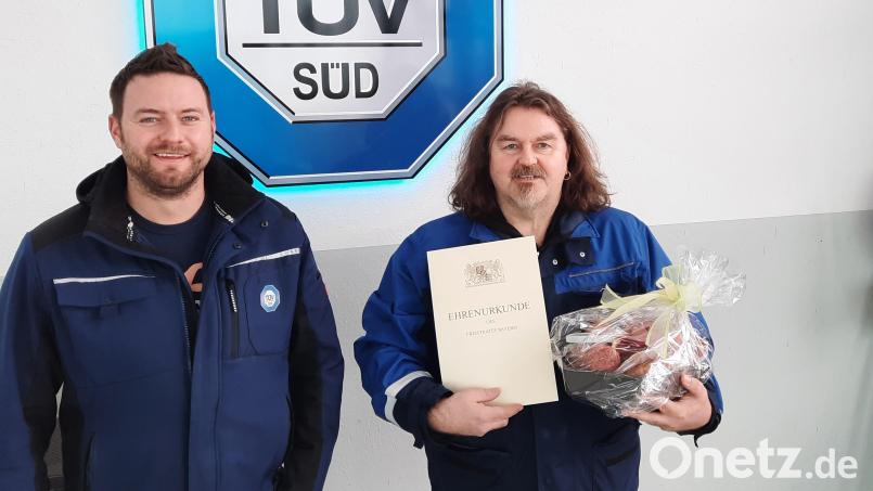 Prüfstelleleiter Christian Geweth (links) zeichnete Hans Panzer für 25 Jahre Betriebszugehörigkeit zum TÜV Süd aus. Zudem erhielt er eine Ehrenurkunde des Freistaates Bayern. Bild: kro