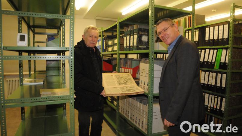 Anton Hösl (links) ist neuer Archivpfleger des Marktes Parkstein. Bürgermeister Reinhard Sollfrank (rechts) gelang es, den früheren Leiter des Vermessungsamts für die Arbeit zu gewinnen. Bild: bey