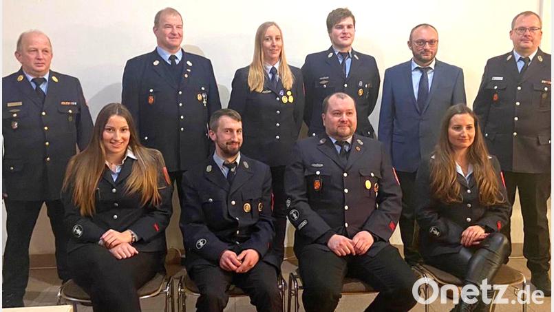 Gänzlich erneuert ist die Vorstandschaft der Feuerwehr Waidhaus mit (sitzend, von links) Theresa Hanauer, Wolfgang Müller, Johann Dierl und Vanessa Sauer, sowie Eva Breitschafter und Maximilian Mack (stehend, Mitte). Bild: fjo