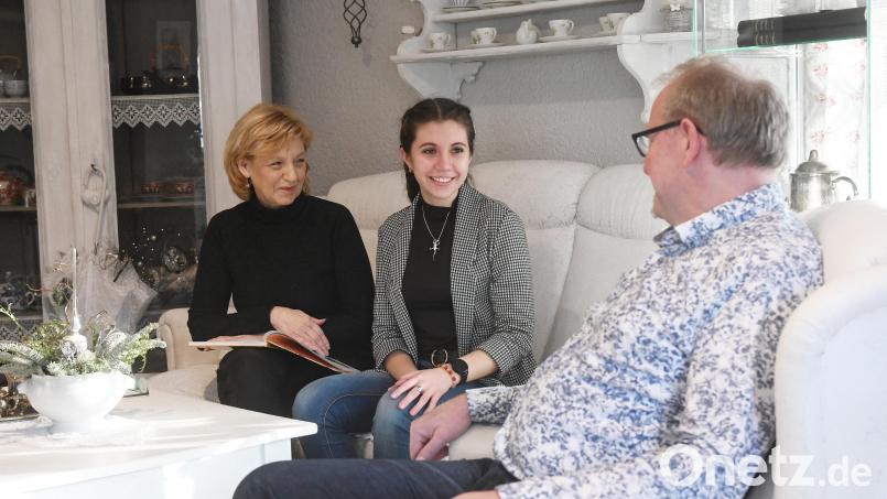 Im Hause Laurich wird viel geredet. Gute Voraussetzungen für die 17-jährige Eva (Mitte) aus Tschechien ihr Deutsch zu verbessern. Noch bis Juli wohnt sie bei ihren Gasteltern Gabriele und Manfred Laurich. Bild: Gabi Schönberger