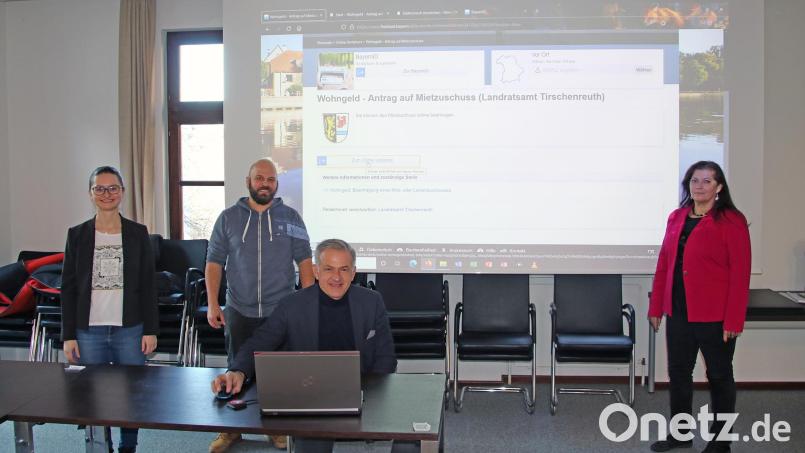 Sozialamtsleiterin Judith Sollfrank, EDV-Mitarbeiter Simon Haberkorn, Landrat Roland Grillmeier und Regierungsdirektorin Regina Kestel (von links) gaben den Startschuss für den Online-Wohngeldantrag. Bild: Fabian Polster/Landratsamt/exb