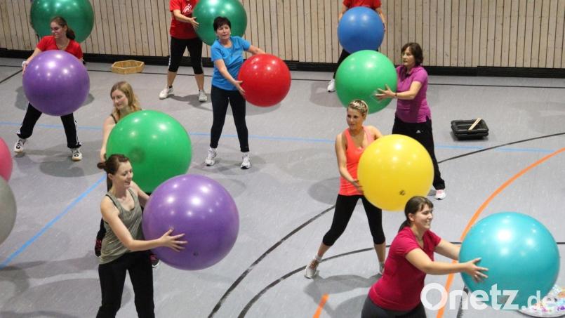 Die Abteilung Turnen beim 1. FC Schwarzenfeld nimmt einen neuen Anlauf für die Kurse, die nach Einführung der 2-G-Plus-Regel gestoppt wurden. Weil nun neben einem Test auch das Boostern eine Teilnahme möglich macht, starten fast alle Übungsleiter noch einmal durch. Symbolbild: Hirsch