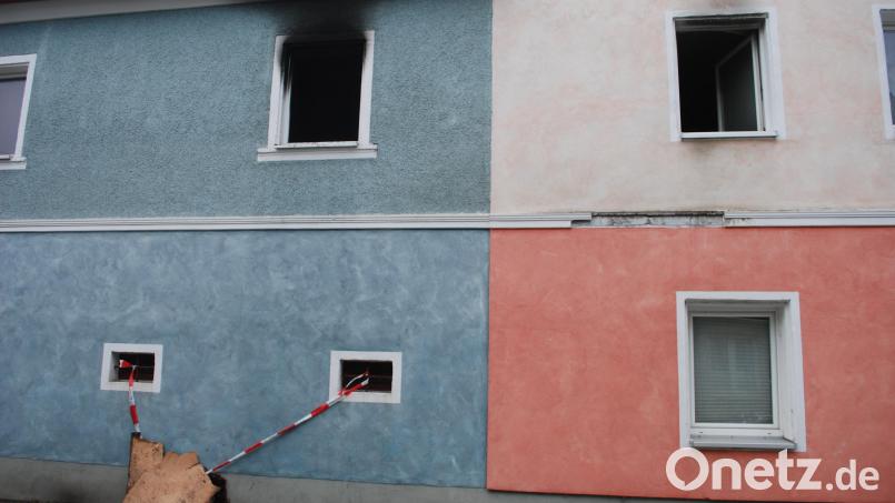 Der Einsatzort am Tag danach. Verrußter Putz zeigt deutlich, in welchem Zimmer der Brand diesmal ausgebrochen ist. Bild: tss