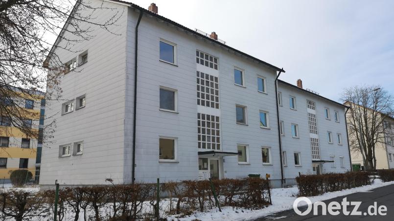 Ein örtlicher Investor will in der Wiesenstraße in Mitterteich die seit längerem leerstehenden Gebäude mit den Hausnummern 30 und 32 abbrechen und Neubauten mit insgesamt 18 Wohnungen errichten. Anders als noch vor Jahren von der Stadt angedacht, werden hier aber keine Sozialwohnungen entstehen. Bild: lnz