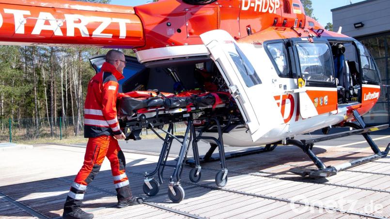 Dr. Andreas Redel, Notarzt bei der DRF Luftrettung, zeigte im März 2021 den neuen Rettungshubschrauber H145 in Weiden. Dieser absolvierte seitdem bis Ende letzten Jahres insgesamt 1151 Einsätze. Bild: Mareike Schwab