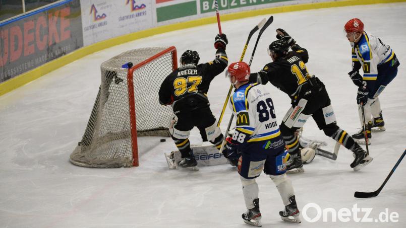 Daniel Krieger (links) feiert schon mal das 1:0 für den ERSC gegen Schweinfurt. Bild: Andreas Brückmann