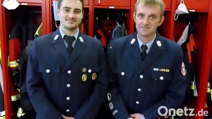 Neuer Zweiter Kommandant der Feuerwehr Fuchsmühl wurde Sebastian Pinzer (links). Der junge Fuchsmühler unterstützt Christian Höcht (rechts) künftig bei seinen Aufgaben in der Führungsspitze der aktiven Wehr. Bild: Feuerwehr Fuchsmühl/exb