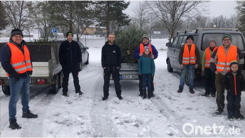 Den Erlös der Christbaumabholaktion führt die Kolpingsfamilie Kümmersbruck einem guten Zweck zu. Bild: Martin Meier/exb