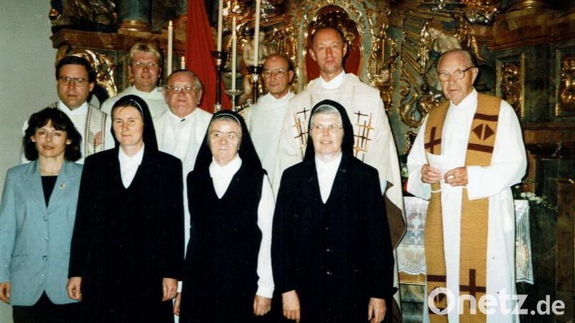 Die letzten drei Schwestern der Armen Schulschwestern von Unserer Lieben Frau, Rosa Gillich, Erentrud Patton und Helene Hien, wurden vor etwas über 20 Jahren von Schnaittenbach abgezogen. Im Namen der Pfarrei St. Vitus verabschiedeten sie die damalige Pfarrgemeinderatsvorsitzende Rasp und die Geistlichen Striegl, Meier, Demleitner, Uwer und Kett. Archivbild: sh