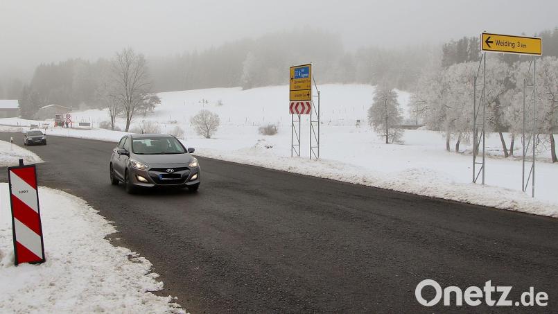 Das neue Stück der Staatsstraße 2159, hier bei der Abzweigung nach Weiding, wurde im Verlauf von 45 Monaten für über acht Millionen Euro hergestellt. Bild: Thomas Dobler