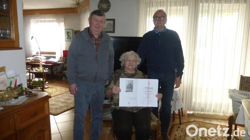 Gründungsvorstand Rudolf Schraml (links) und Altbürgermeister Hans Schäfer, die Beide dem Leitungsteam der Parksteiner KAB angehören, übergaben Maria Werner Urkunde, Dankschreiben und einen Geschenkgutschein des Ortsverbandes mit den besten Wünschen sowie der Bitte, der KAB auch weiterhin treu zu bleiben. Bild: bey