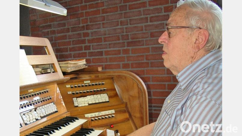 Ludwig Grimm wie ihn viele kennen – vertieft ins Orgelspiel. Archivbild: Gradl