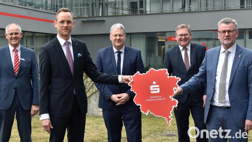Thomas Pickel (Zweiter von links) ist neuer Vorstandsvorsitzender der Sparkasse Amberg-Sulzbach. Vorstandsmitglied Alexander Düssil (links) gratulierte ebenso wie (von rechts) Sulzbach-Rosenbergs Bürgermeister Michael Göth, Ambergs Oberbürgermeister Michael Cerny und Landrat Richard Reisinger. Bild: Stephan Huber