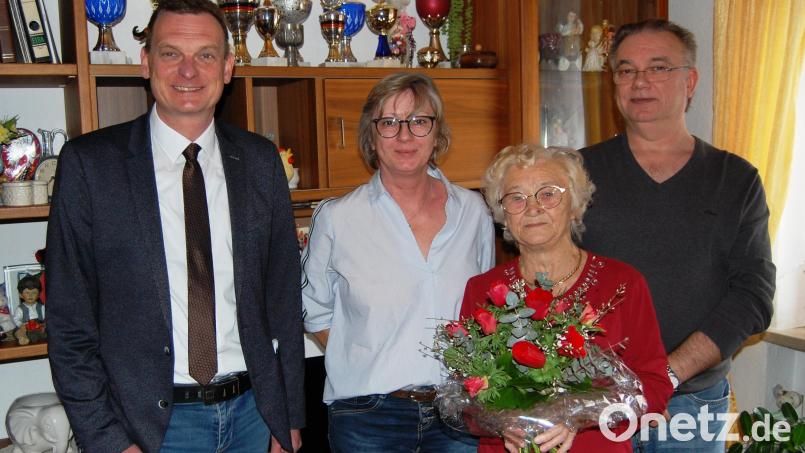 Maria Hecht (vorne, rechts) aus dem Birkenweg feierte im Kreise ihrer Familie den 90. Geburtstag. Bürgermeister Ernst Schicketanz (links) gratulierte. Bild: sm