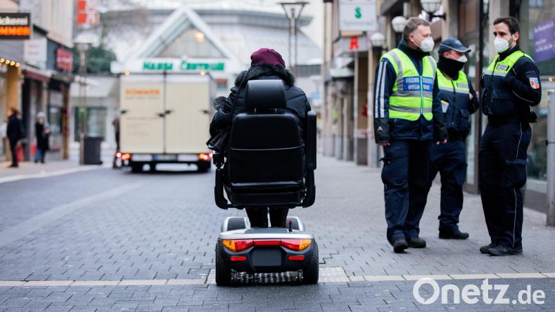 Eine ältere Dame kippte in Pommelsbrunn mit ihrem Elektromobil um. Symbolbild: Rolf Vennenbernd/dpa