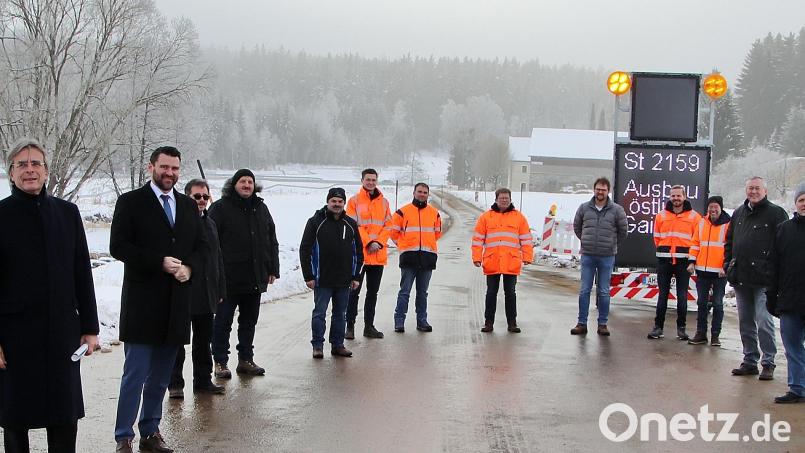 Die offizielle Verkehrsfreigabe des neuen Straßenstücks der Staatstraße 2159 erfolgte am Freitag im Beisein des Regierungspräsidenten Axel Bartelt (ganz links) und des Landrats Thomas Ebeling (daneben), einiger Bürgermeister, Vertretern des Staatlichen Bauamts Amberg-Sulzbach und der ausführenden Firmen. Man traf sich zu den Ansprachen auf einem Stück der alten Staatsstraße. Die neue liegt weiter links. Bild: Thomas Dobler