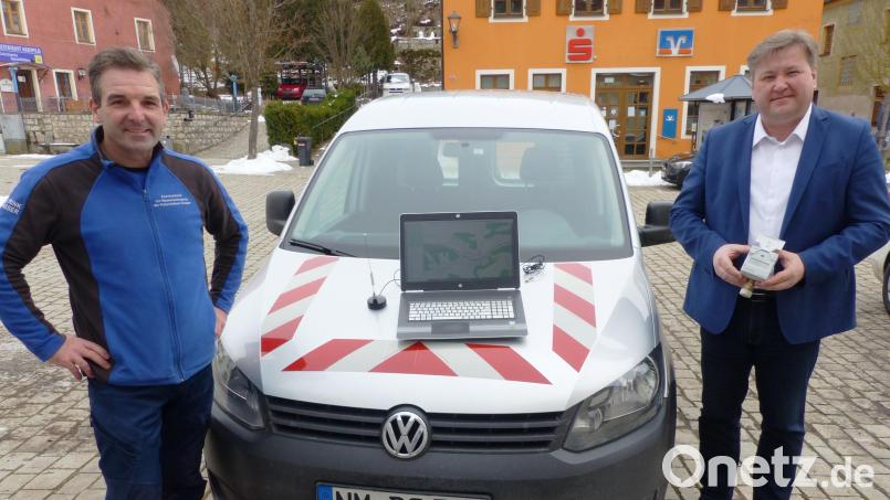 Wassermeister Elmar Halk (links) von der Pettenhofer Gruppe stellt Bürgermeister Stefan Braun (rechts) das technische Gerät, einen Laptop und eine Antenne, für die digitale Wasserablesung im Bereich Kastl vor. Bild: jp