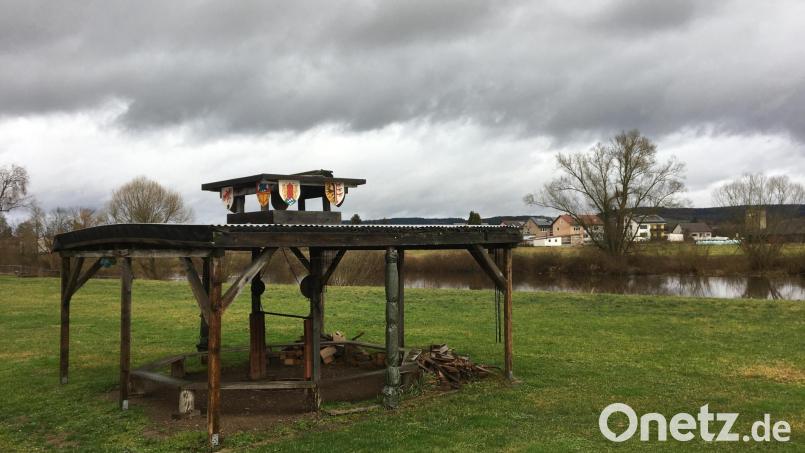 Eine offene Feuerstelle liegt in der Mitte des Camps an der Naab. Dessen Betreiber und die Nabburger Sportangler sind sich nicht mehr grün. Bild: upl