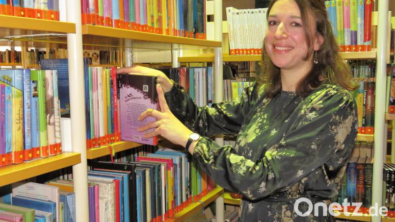 Die neue Büchereileiterin Christine Henrich hat die Regale der Stadtbücherei bereits ein wenig &quot;entstaubt&quot;. Die 33-jährige Schwandorferin bringt viel neue Ideen und Visionen mit, die sie nach und nach umsetzen möchte. Bild: ubb