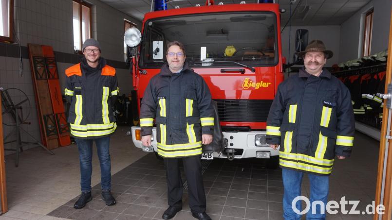 Immerhin gibt es nach der Absage des Festes zum 150-jährigen Bestehen der Feuerwehr für Kommandant Georg Bayer (rechts) und Vorsitzenden Sandro Schwarz (Mitte) eine Perspektive: Ein Fest, wenn in zwei Jahren das neue Mehrzweckfahrzeug kommt. Links im Bild Festleiter Tobias Hauer, dessen Funktion nun endet. Bild: eib