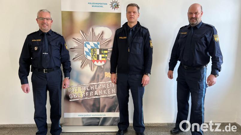 Dienststellenleiter Hubert Schricker (links) und sein Stellvertreter Wolfgang Schultes (rechts) begrüßten Michael Eckstein. Bild: Polizeiinspektion Wunsiedel/exb