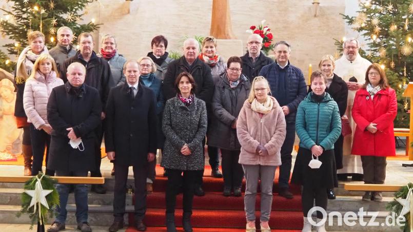 Beim Neujahrsempfang der Pfarreiengemeinschaft Wernberg-Köblitz wurden treue Helfer geehrt. Sie alle sorgen dafür, dass das kirchliche Leben blüht. Bild: Maria Schlögl/exb