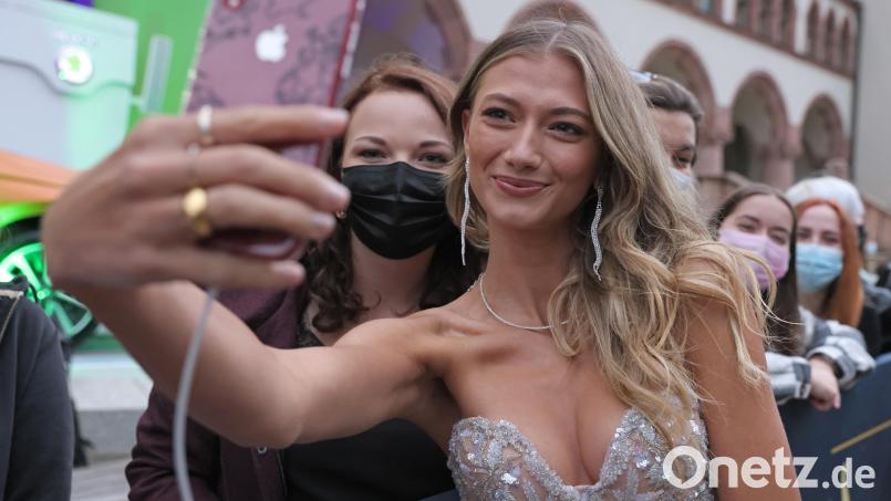 Die Oberpfälzerin Leonie Burger ist gefragt. Hier ist Leony, so ihr Künstlername, bei der Ankunft zur Verleihung des Medienpreises Goldene Henne in Leipzig zu sehen, wo sie als Aufsteigerin des Jahres nominiert war und sich am Ende nur Nachwuchsfußballer Jamal Musiala geschlagen geben musste. Archivbild: Jan Woitas/dpa