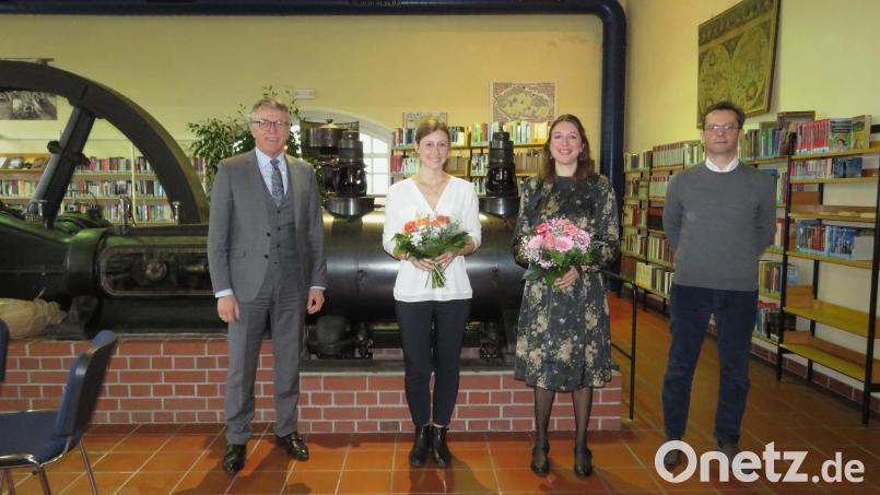 Mit Blumen und guten Wünschen für die Zukunft haben Bürgermeister Franz Stahl und Geschäftsführer Markus Bergauer (links und rechts) den Büchereifachfrauen Tatjana Till und Christine Henrich (Zweite und Dritte von links) nun auch offiziell ihre Ämter in der Bücherei übertragen. Bild: ubb