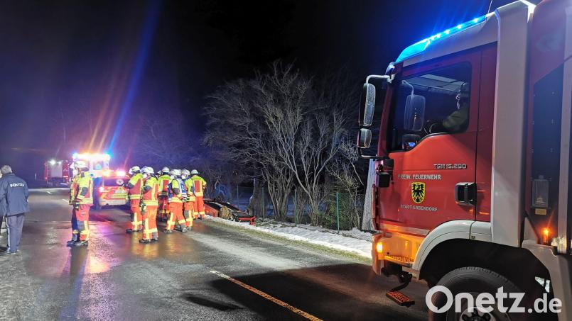 Das Auto überschlug sich und landete im Straßengraben. Die Feuerwehren Wetzldorf und Erbendorf waren im Einsatz. Bild: Manuel Köllner, Feuerwehr Wetzldorf/exb