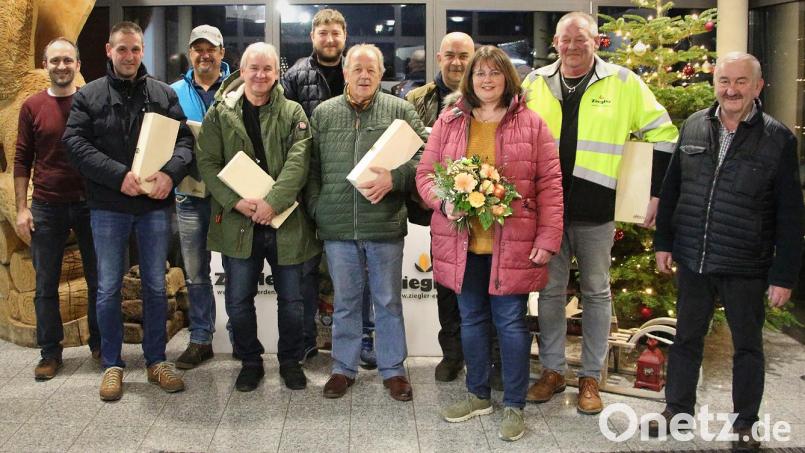Treue Mitarbeiter des Erdenwerks Ziegler wurden für geehrt (von links): Matthias Ziegler, Johannes Ziegler, Josef Lang, Alexander Schneider, Thomas Jurasek, Gerhard Wolf, Vaclav Kolarik, Michaela Weigl, Wolfgang Näger und Gregor Ziegler. Beim Foto konnte auf Masken verzichtet werden, da alle genesen oder geimpft und getestet waren. Bild: Erdenwerk Ziegler/exb