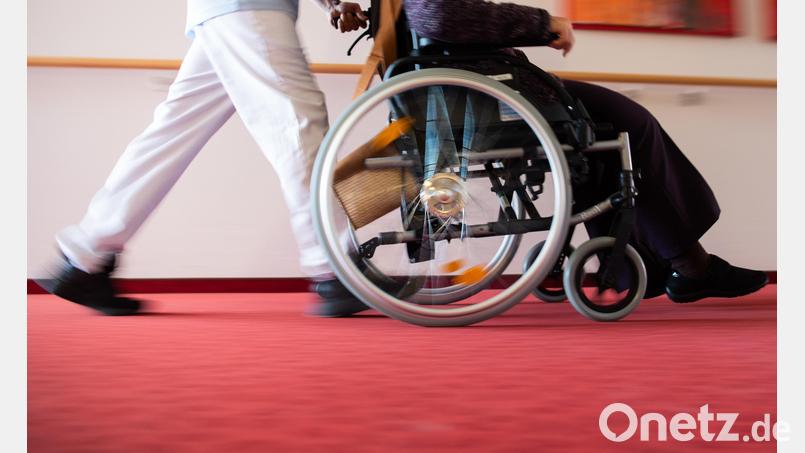 Gut zwei Jahre nach Pandemiebeginn und mitten in der fünften Corona-Welle werden in Bayern händeringend Pflegekräfte gesucht. Symbolbild: Tom Weller/dpa