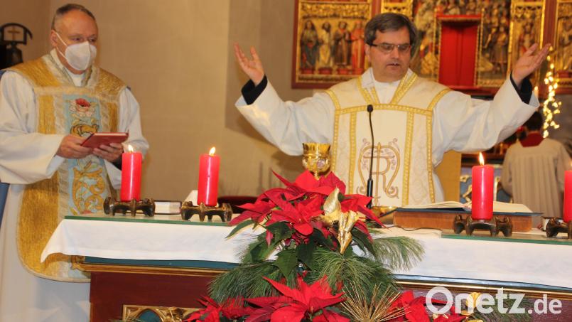 Wallfahrtsanführer der 417. Monatswallfahrt war Professor Dr. Christoph Binninger (rechts). Links neben ihm Stadtpfarrer Georg Flierl. Bild: kro