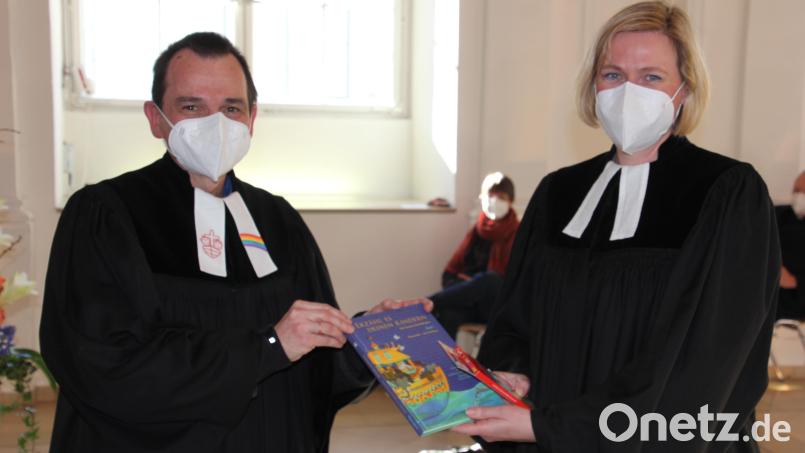 Pfarrer Hartmut Klausfelder hatte ein jüdisches Kinder-Bibelbuch mitgebracht. Bild: kro